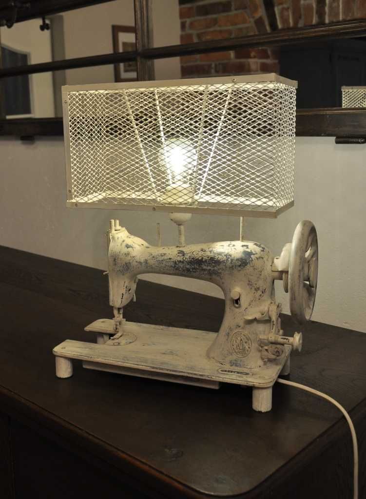 Lampa stojąca ze starej maszyny