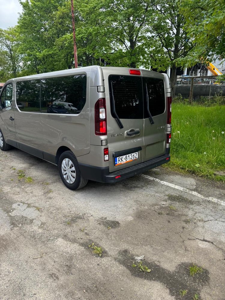 Wynajem busa Renault Trafic 9-osobowy