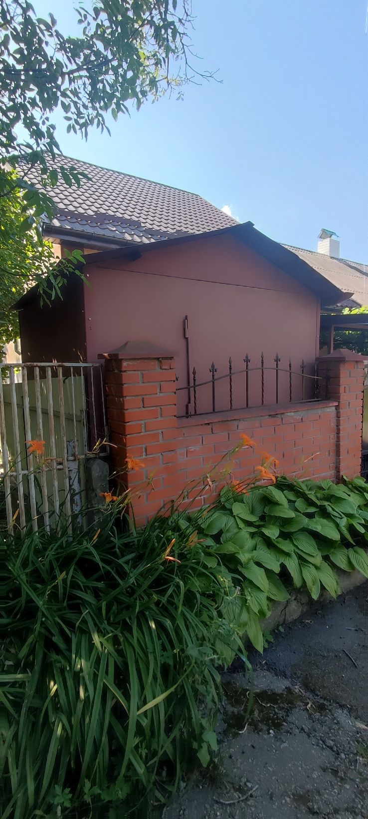 Металева будка для дачі.