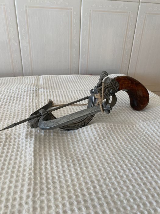 Arma decorativa - Besta