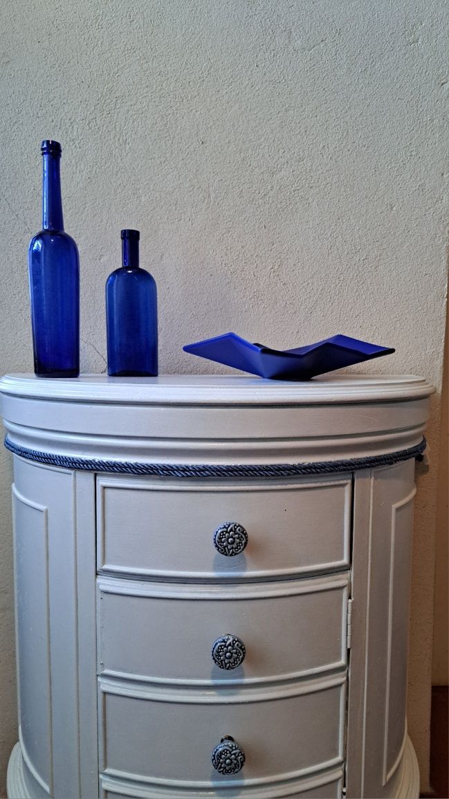 Móvel antigo pintado com 1 gaveta e uma porta