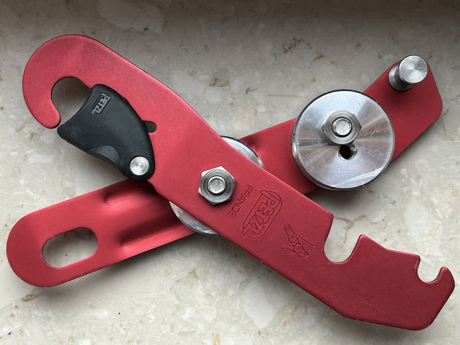 Przyrządy wspinaczkowe Petzl - poignee, croll, shunt, rolka zjazdowa