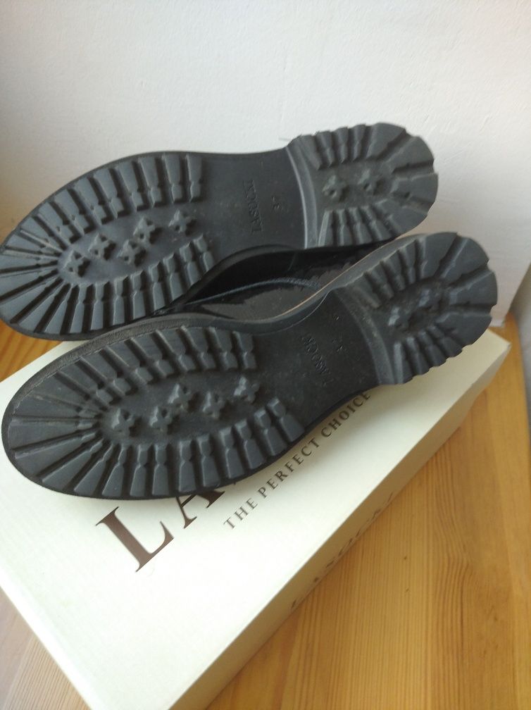 Eleganckie półbuty damskie z lakierowanej skóry marki Lasocki r.37