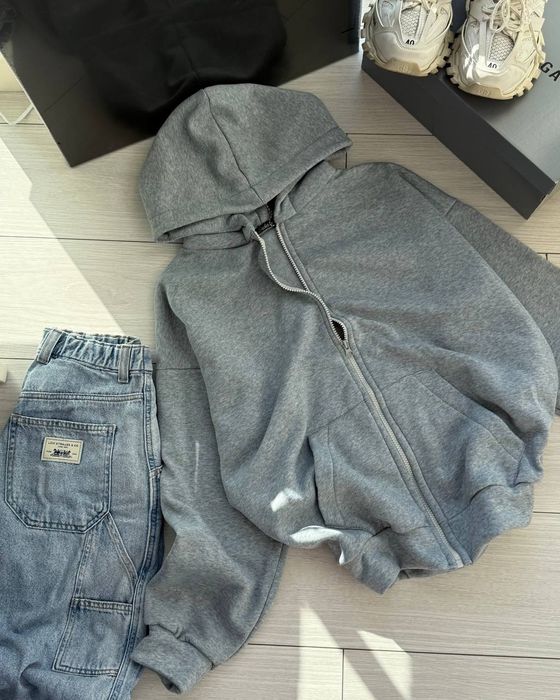 Тепле зіп-худі на флісі з принтом, сірого кольору