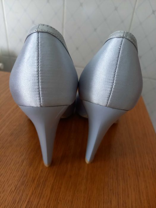 Sapatos cinzentos de cerimónia