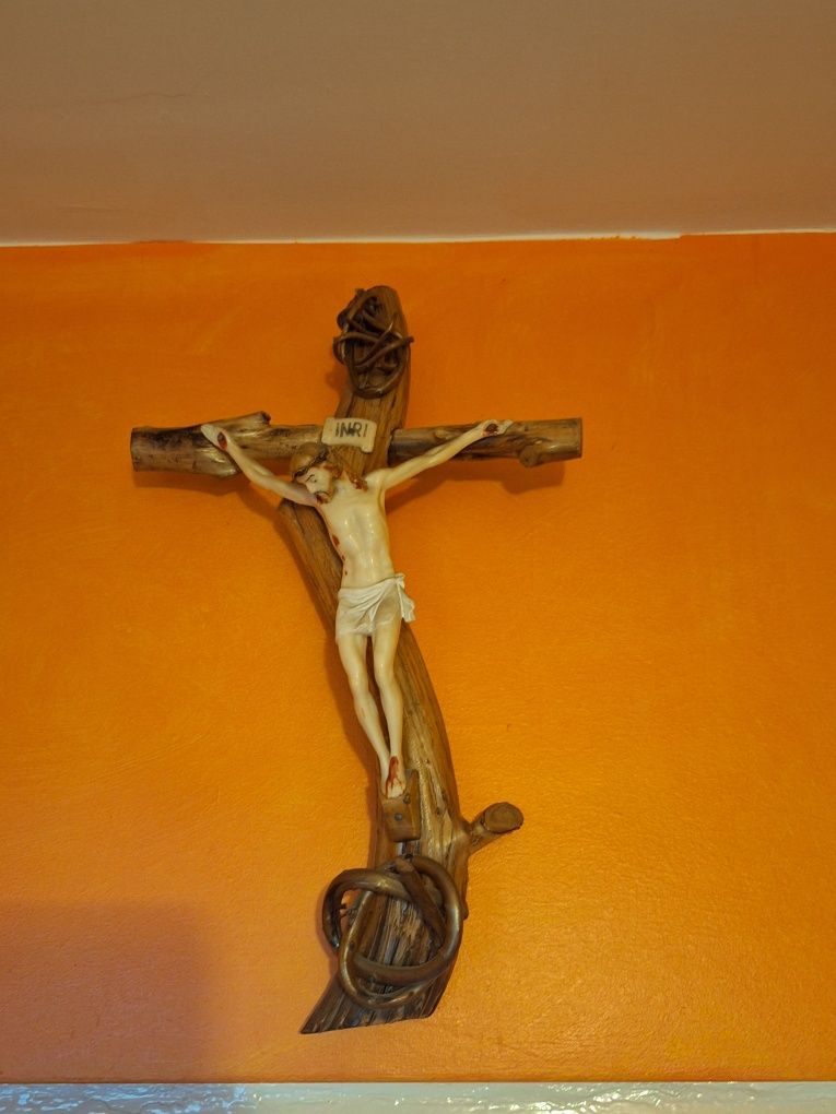 Krzyż drewniany z Jezusem