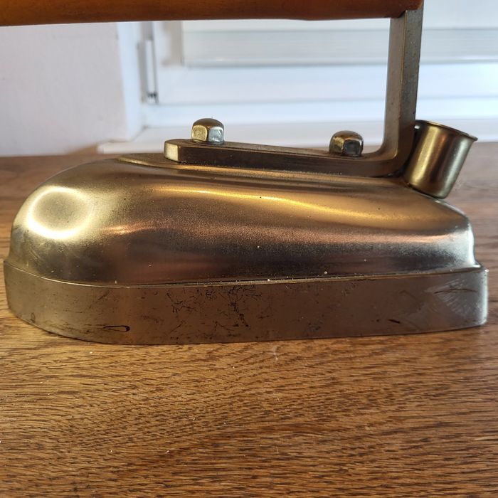 Stare żelazko elektryczne z drewnianą rączką