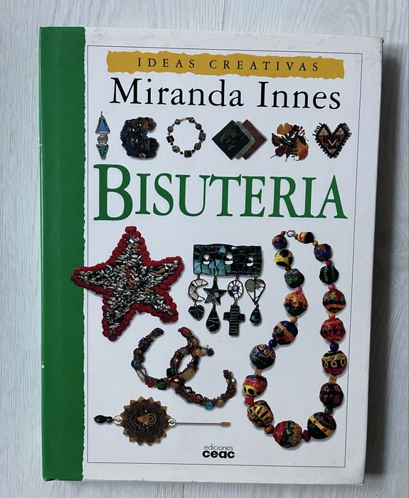 Livro sobre bijuteria