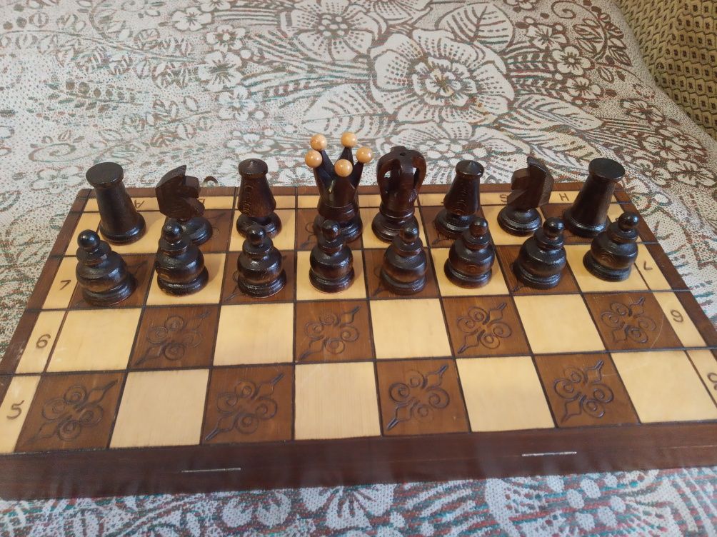 Продам дерев'яні шахмати