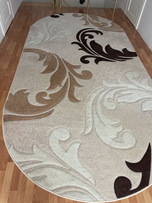 Великий килим у вітальню