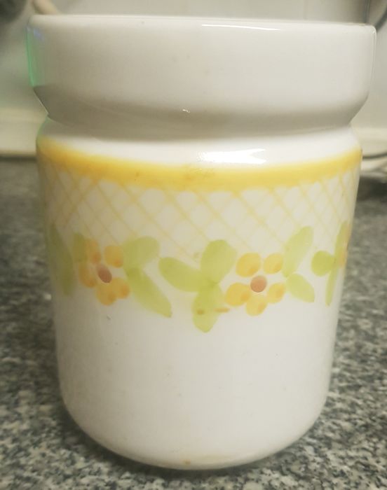 Pote de cozinha com motivos florais
