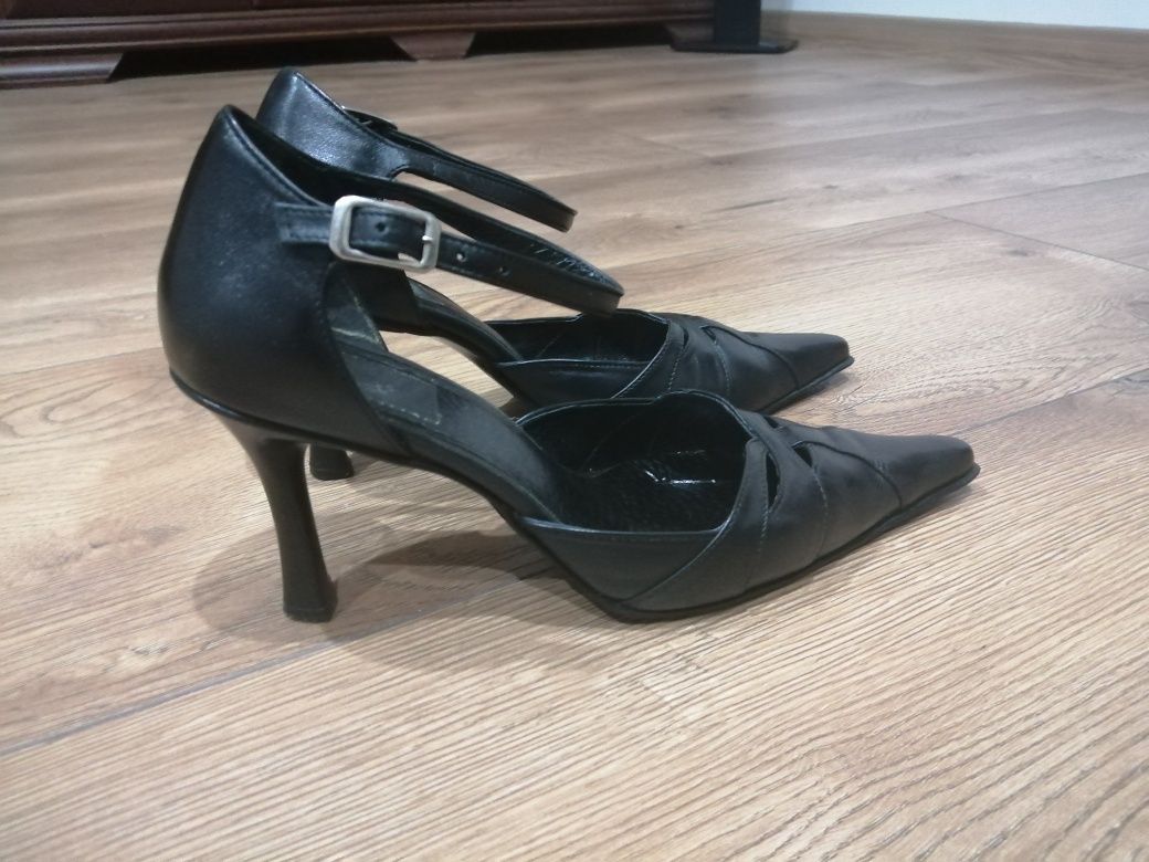 Buty na obcasie.