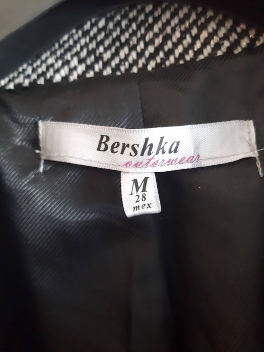Casaco preto e branco,  tamanho M da Bershkaka