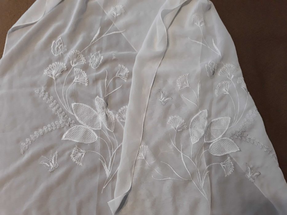 Шарф хустка  біла з вишивкою
