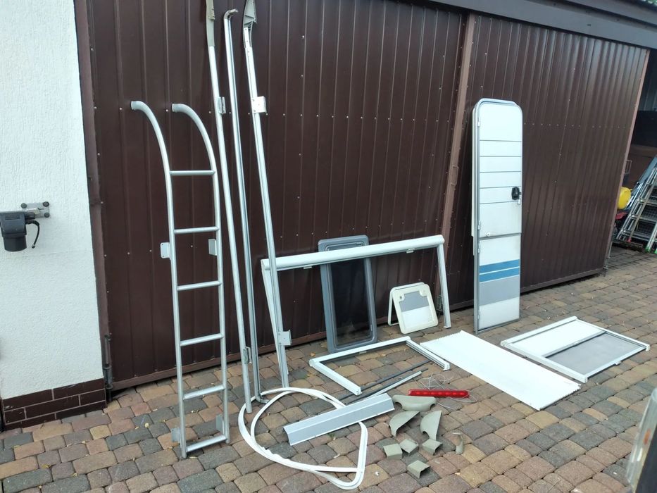 Przyczepa kempingowa Hobby 2002r Excellent Easy 450 bakista kompletna z podłogą i klapą orazroleta z moskitierą okienna drzwi wejściowe relingi dachowe drabinka lampa stop szyba boczna kuchenna drzwiczki serwisowe bakista klapa bagażnika stopa podpora