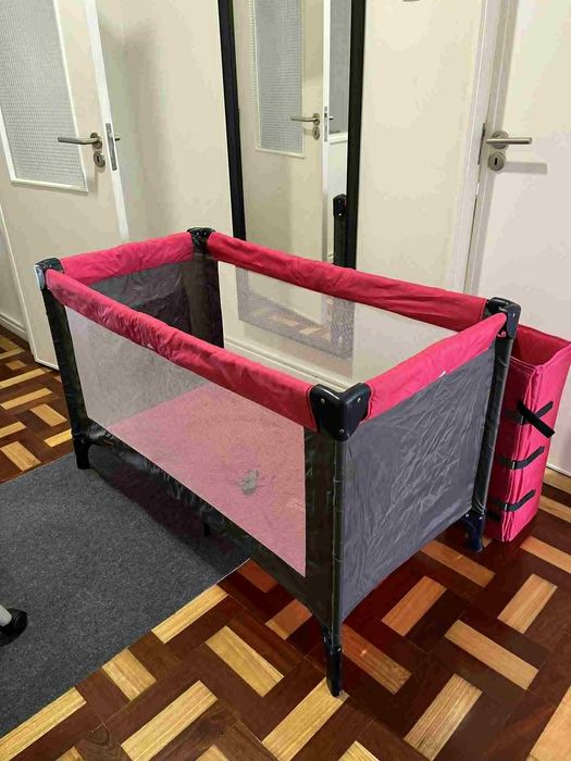 Berço de viagem - Pack and play - com lençóis e rede mosquiteira