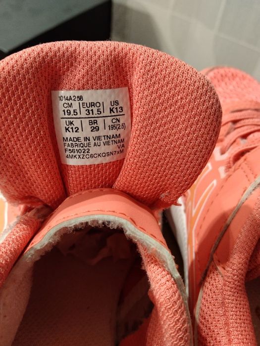 Продам дитячі спортивні кросівки Asics