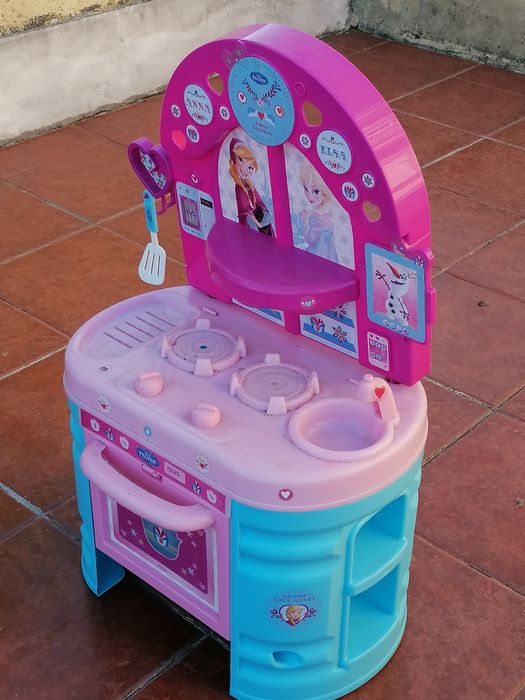 Vendo COZINHA de criança BRINCAR com muito pouco uso e está como nova.