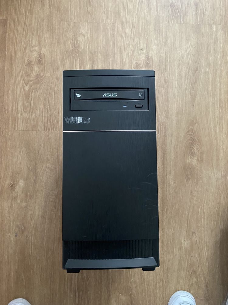 Computador ASUS (torre)