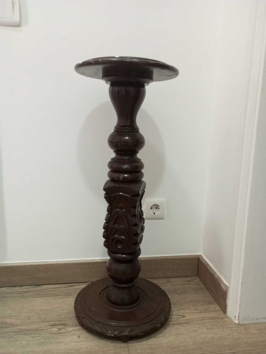 Coluna de mogno castanha