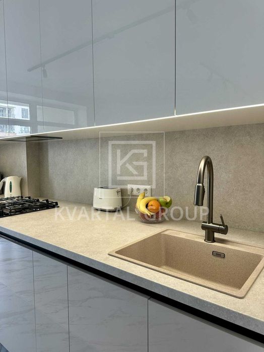 БЕЗ КОМІСІЇ! трикімнатна ВЕЛИКА квартира біля НАБЕРЕЖНОЇ