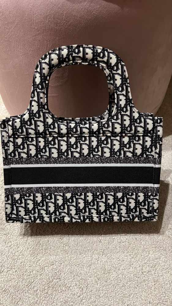Bolsa preta e branca