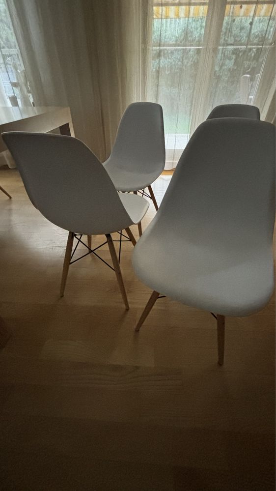Krzesła białe z drewnianymi nogami 4 sztuki