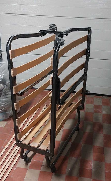 Łóżko składane turystyczne bez materaca.