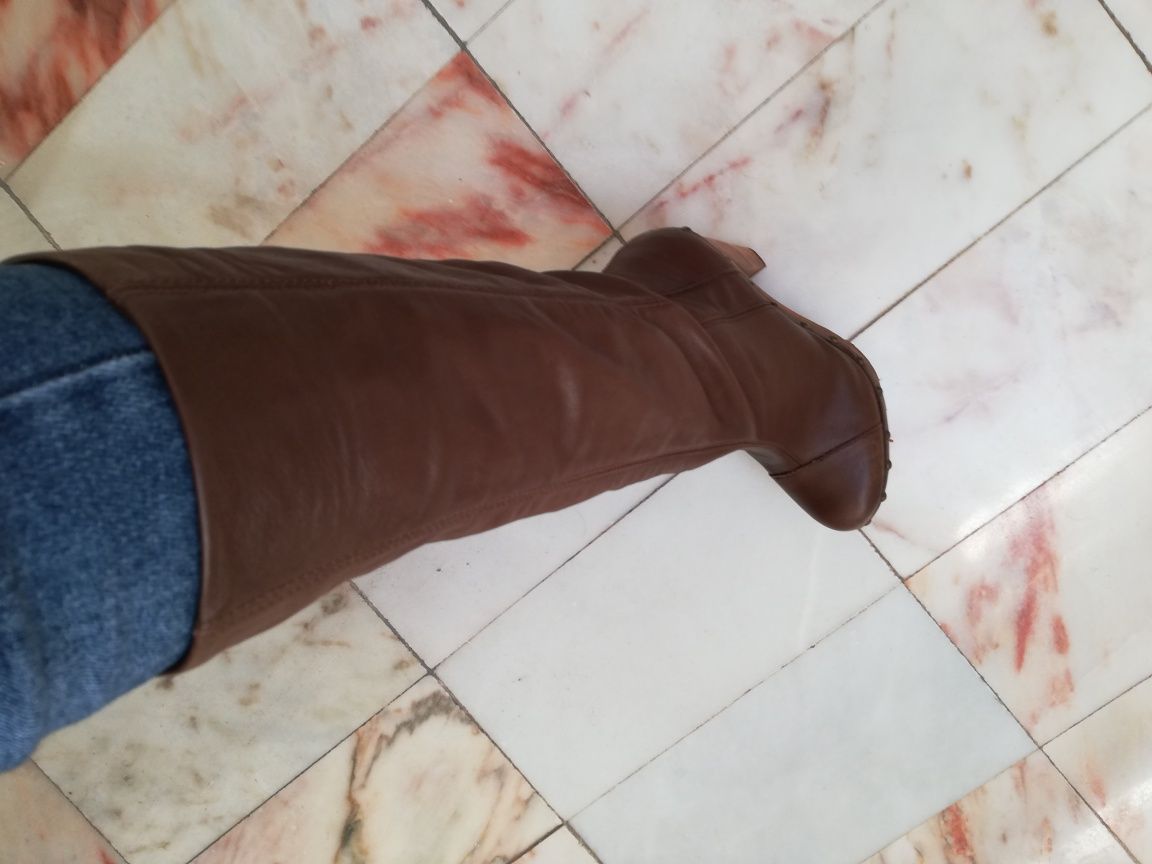 Botas de cano alto com tachas de lado Bershka nr 36