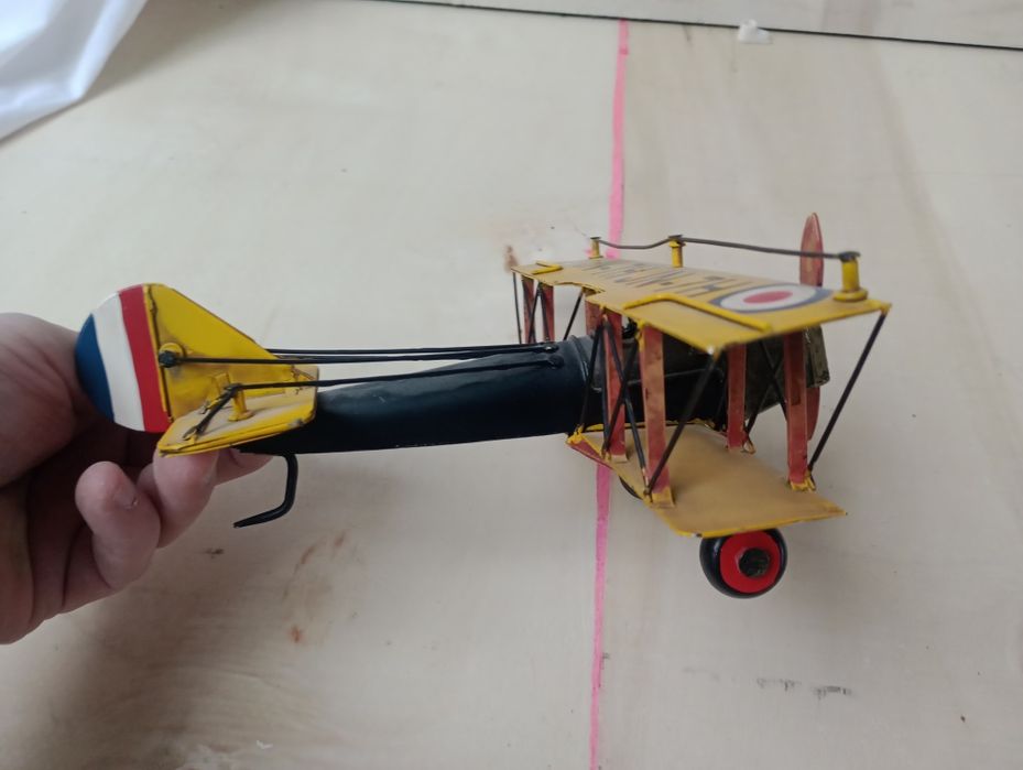 Metalowy retro samolot