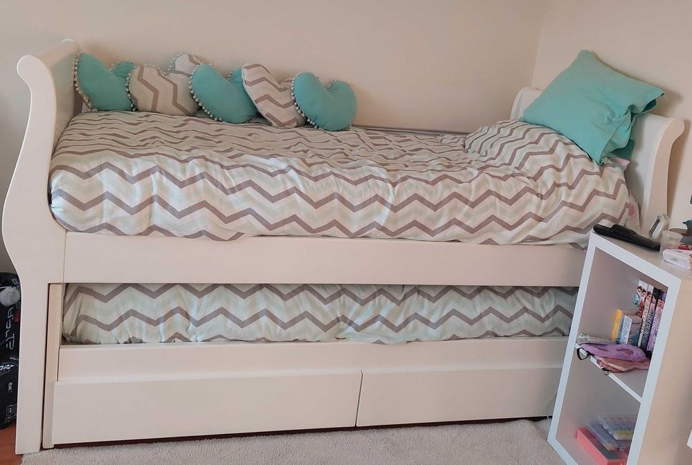 Cama Dupla, madeira maciça, inclui: 2 colchões, colchas e almofadas