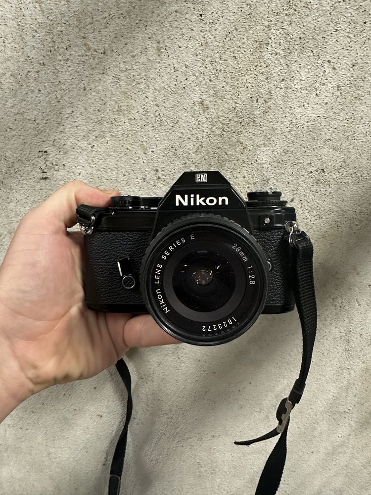 Nikon EM + Nikon Lens Series E 28mm f/2.8 + filtr HOYA Skylight 1B