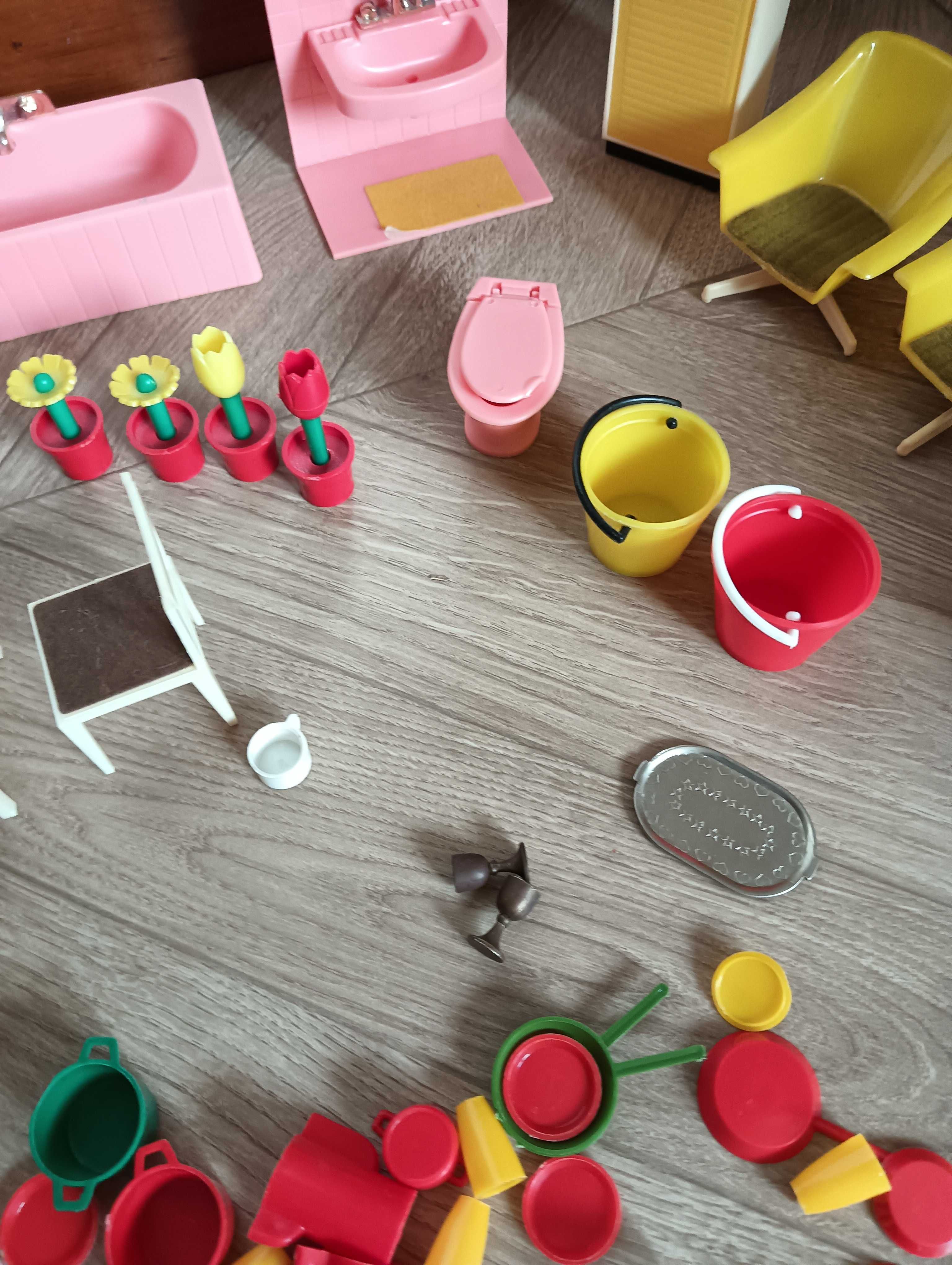 Mebelki dla lalek łazienka kuchnia + naczynia plastikowe stare 60/70