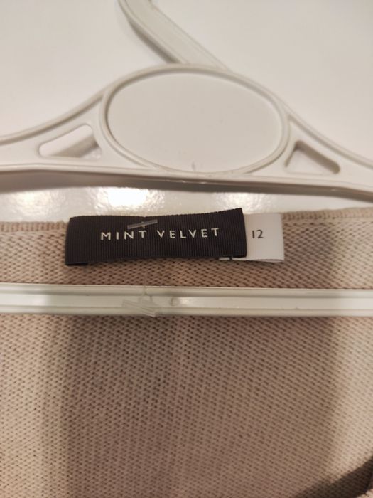 Elegancki beżowy sweter z koszula