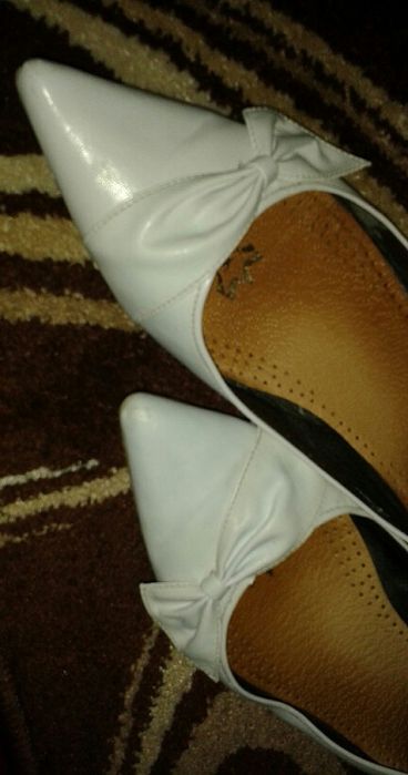 Białe - Eleganckie Czółenka Z Kokardą Rozm. 41 - W Dobrym Stanie