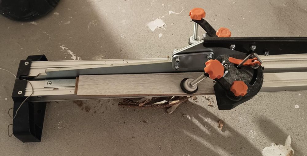 gilotyna do cięcia paneli laminowanych i winylowych