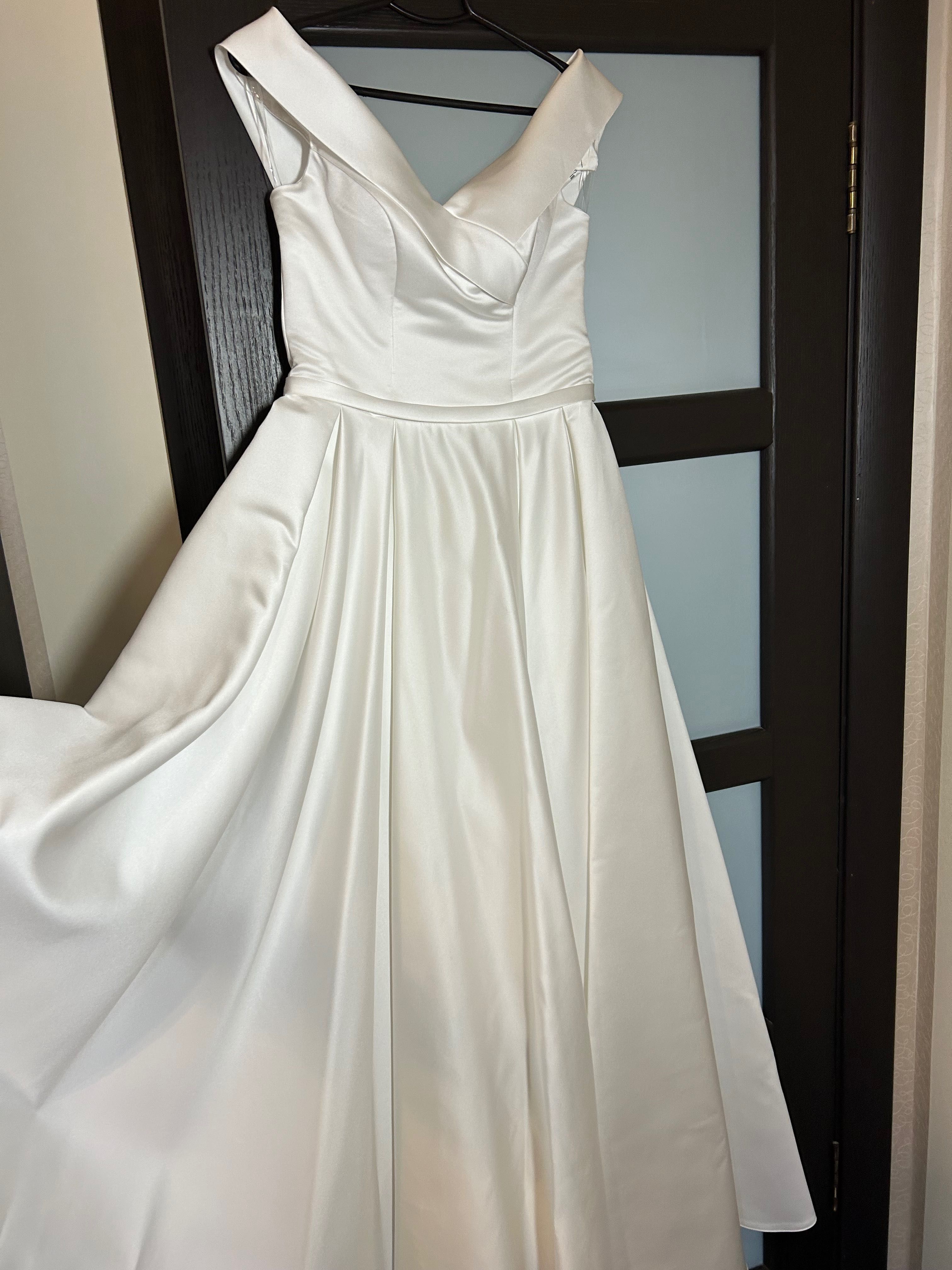 Салонна атласна весільна сукня в класичному стилі