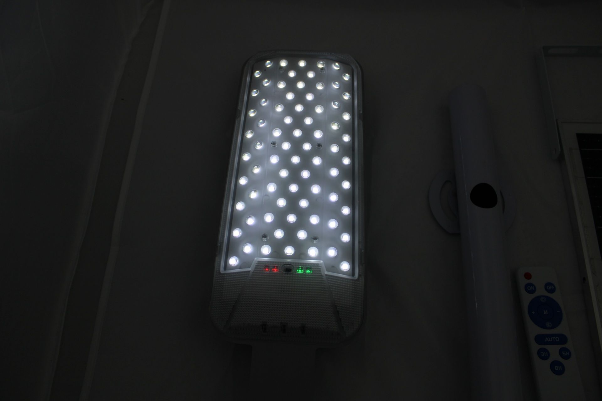 Lampa uliczna, ładowana Solarem, Mega mocna, niezależne zasilanie