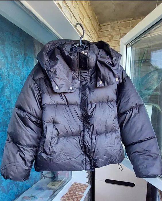 Продаю чорну жіночу куртку