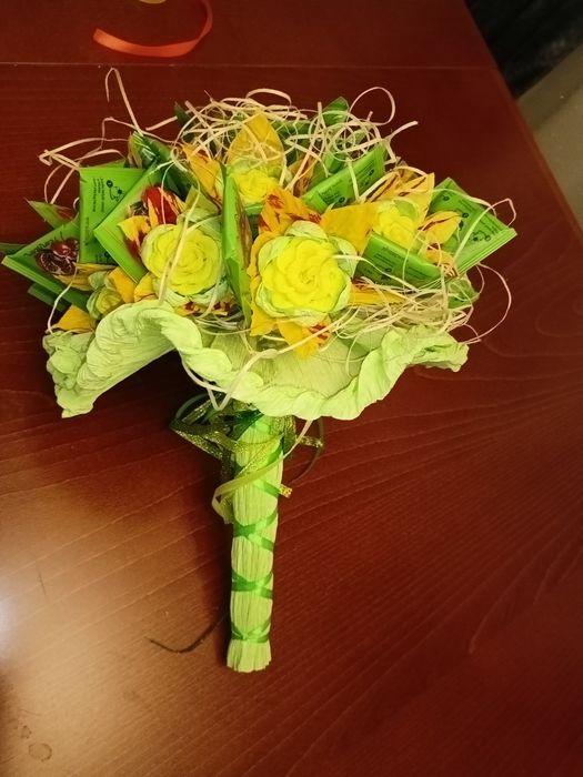 Bukiet z herbatą, cukierkami, słodki bukiet