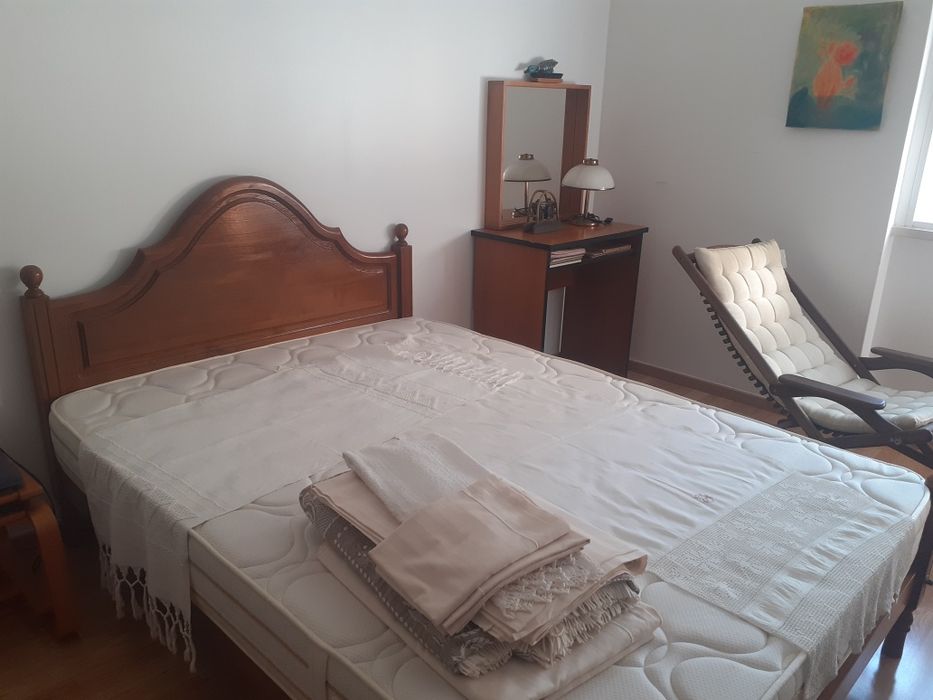 Mobília de quarto, em madeira macica