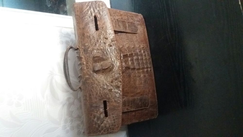 Портфель из кожи крокодила