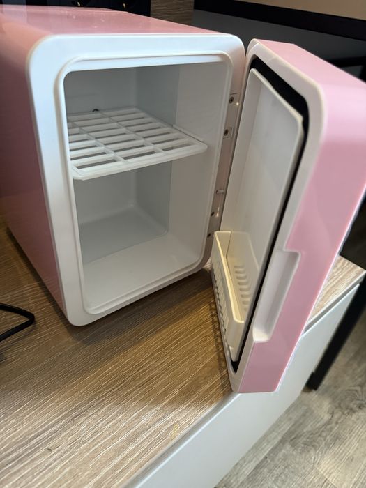 Холодильник для косметики від Sinsay (на сайті розпродан вже) новий!