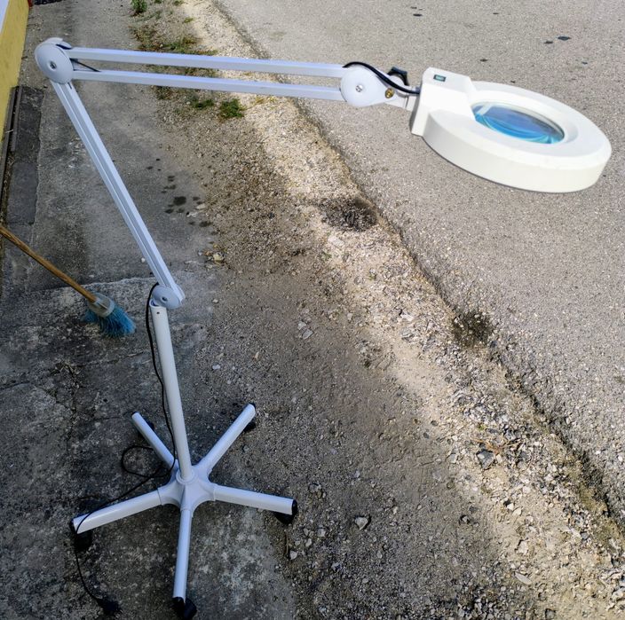 Lupa de estética com pé