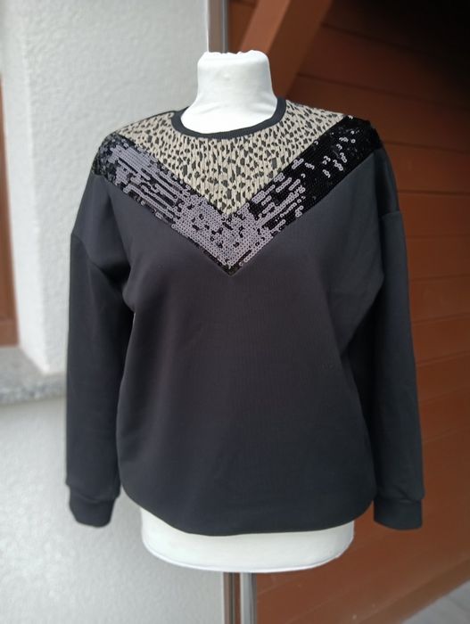 Bluza czarna efektownym dekolt Papaya