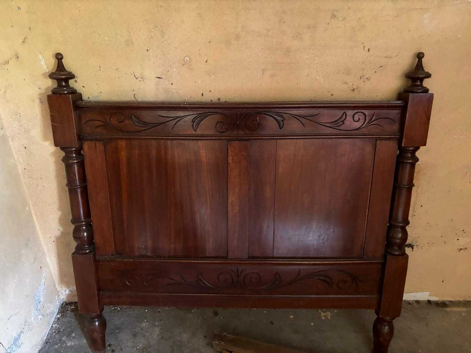 Cama de qualidade. Estilo antigo e em bom estado