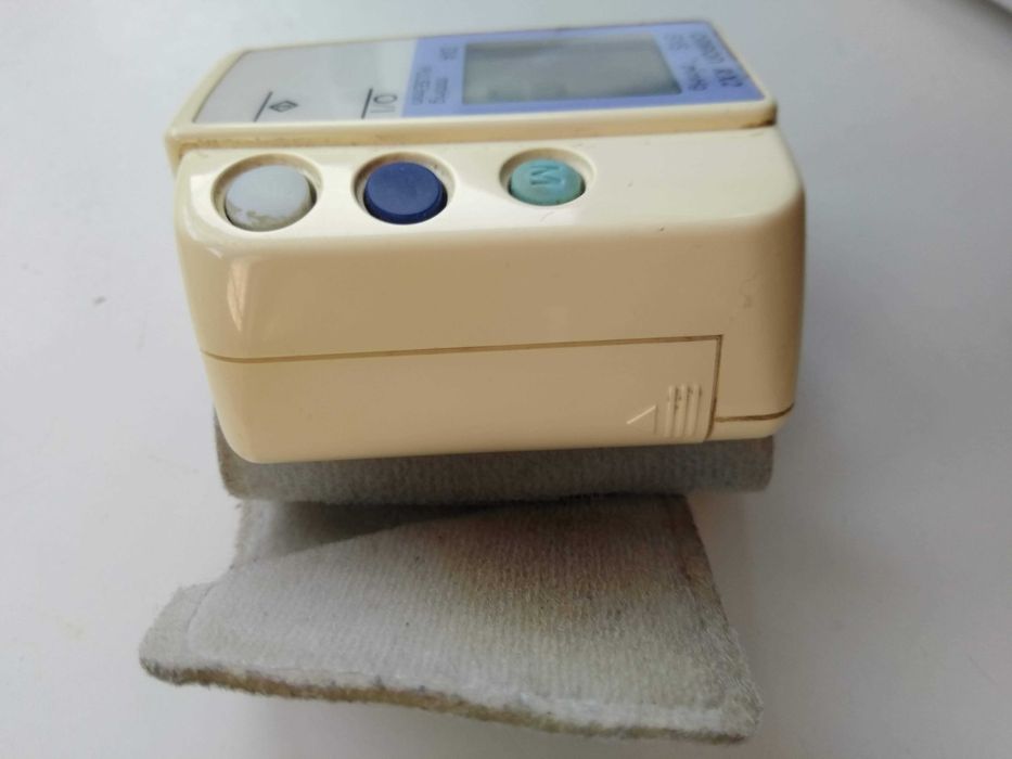 Автоматический тонометр OMRON R X2 измеряет давление требует ремонта