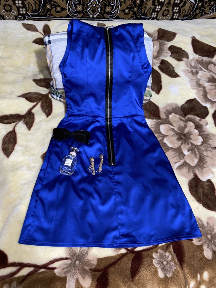 Трендова сукня із А-силуетом у королівському синьому кольорі