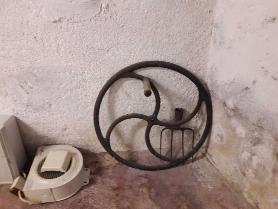 Esmagador de uvas manual antigo