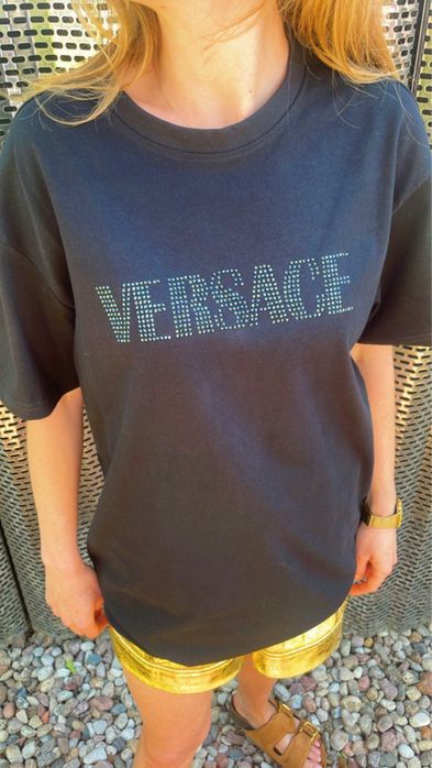 Czarna koszulka oversize z połyskującymi cyrkoniami